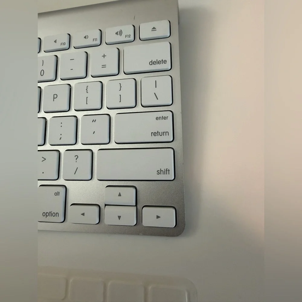Apple Wireless Silver Keyboard (model A1314)